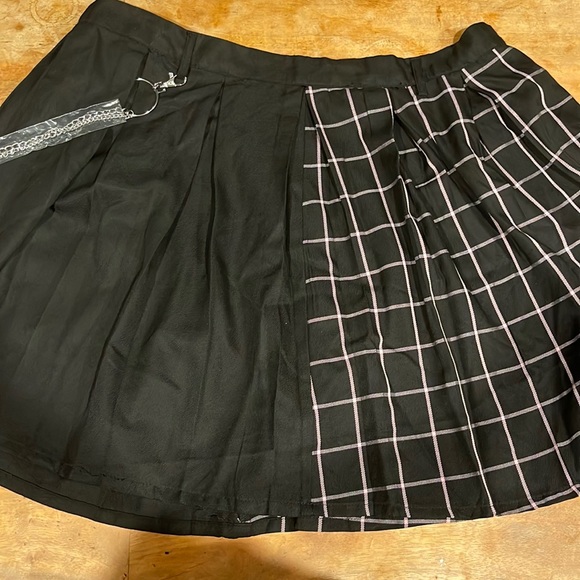Social Collison Plus 2 Black & Pink Grid Split Chain Skirt - Picture 3 of 6
